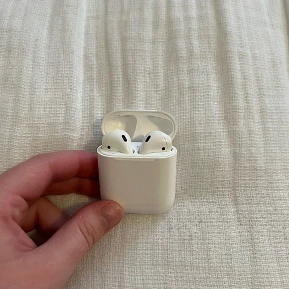 Apple White AirPods - Picture 3 of 4
